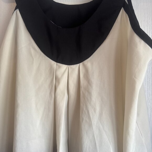 Sleeveless Tank Top - Picture 2 of 4